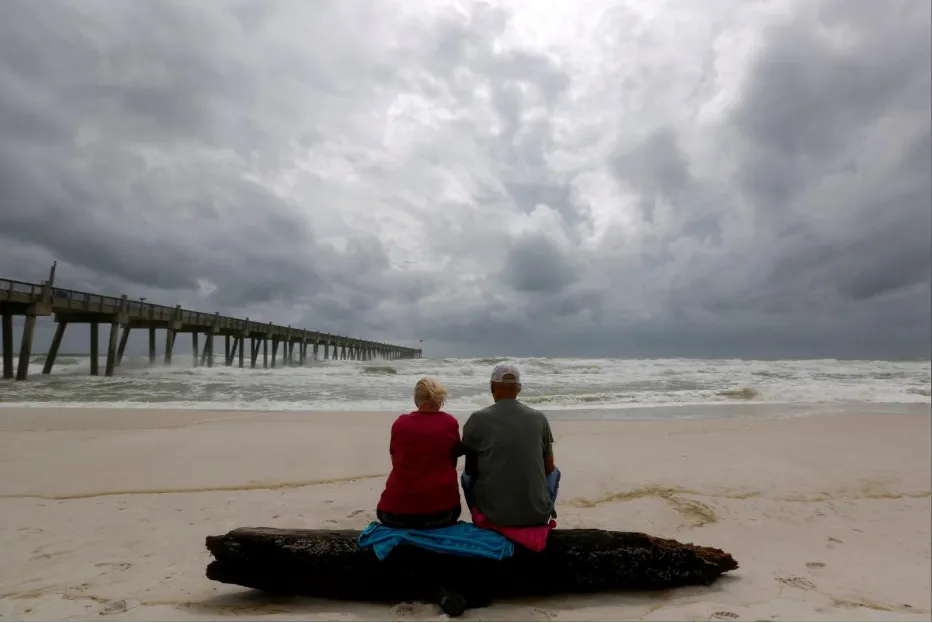 Bãi biển TP Pensacola bang Florida (Mỹ) ngày 9-10, một ngày trước khi bão Michael đổ bộ. Ảnh: REUTERS