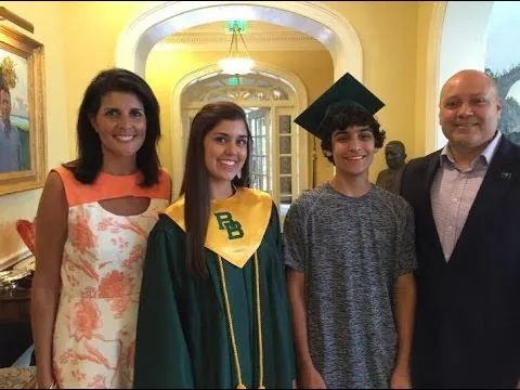 Bà Nikki Haley cùng chồng và các con. Ảnh: YOUTUBE