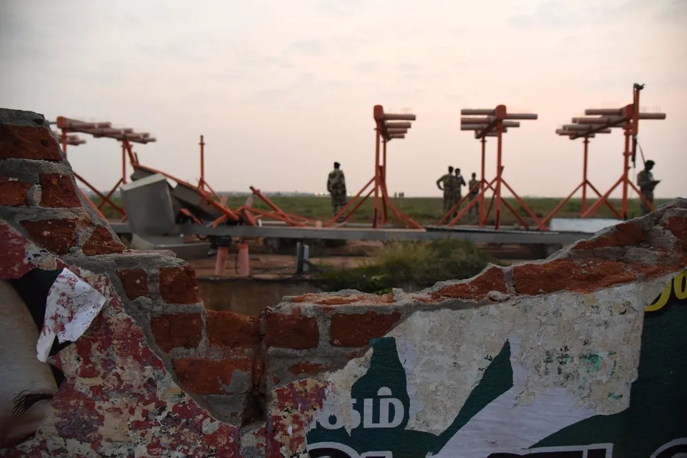 Bức tường sân bay cũng bị hư hại. Ảnh: TWITTER