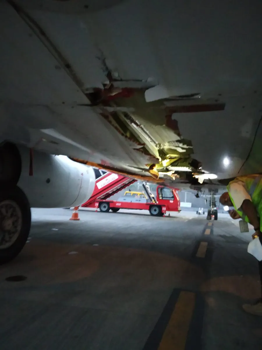 Chiếc Boeing 737 bị hư hại sau sự cố va vào tường. Ảnh: TWITTER