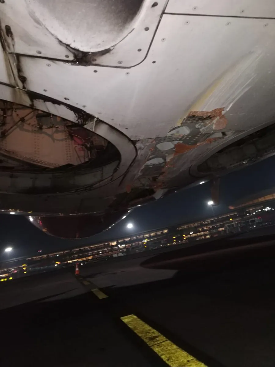 Chiếc Boeing 737 bị hư nặng dưới thân sau sự cố va vào tường. Ảnh: TWITTER