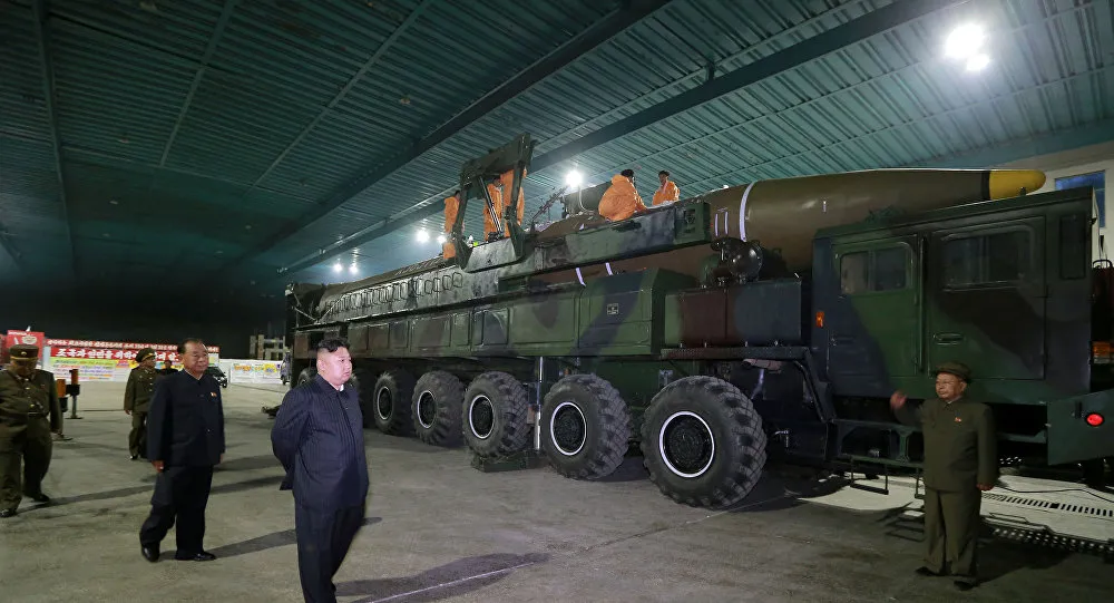 Lãnh đạo Triều Tiên Kim Jong-un trong một lần thị sát tên lửa đạn đạo xuyên lục địa Hwasong-14. Ảnh: KCNA