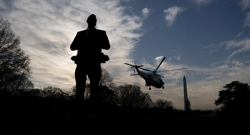 Một mật vụ Mỹ đứng gác trong một lần máy bay Tổng thống Mỹ Donald Trump rời Nhà Trắng đến New York. Ảnh: AP