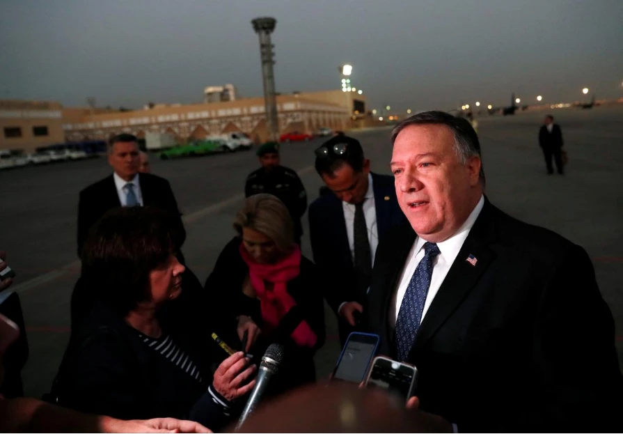 Ngoại trưởng Mỹ Mike Pompeo trao đổi với báo chí trước khi rời Riyadh (Saudi Arabia) sang Antara (Thổ Nhĩ Kỳ) ngày 17-10. Ảnh: REUTERS