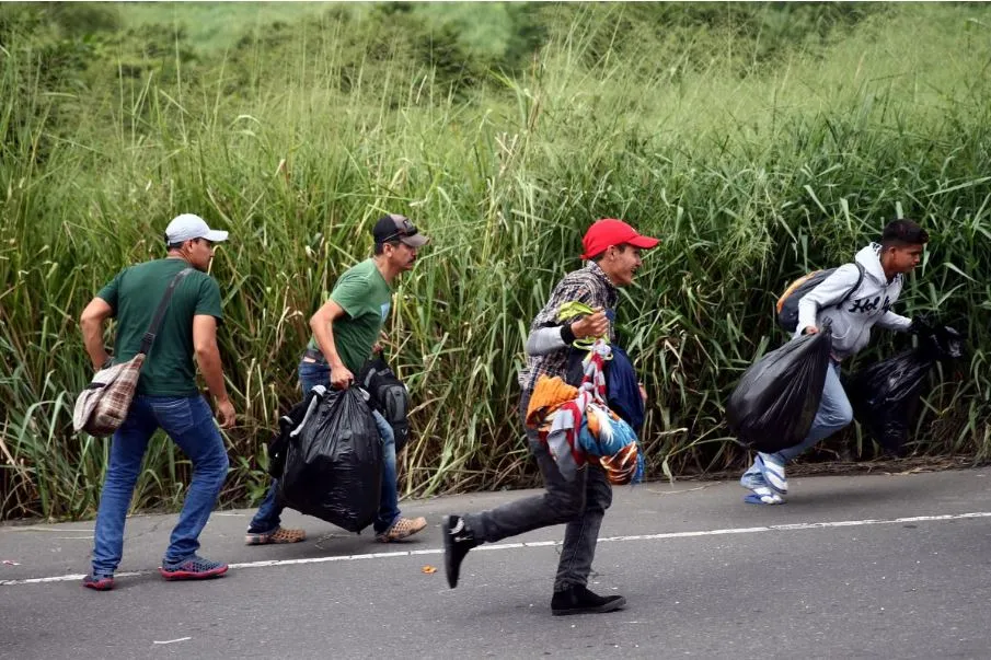 Ông Trump sốt ruột với dòng người Honduras đang tìm cách kéo vào nước Mỹ. Ảnh: REUTERS