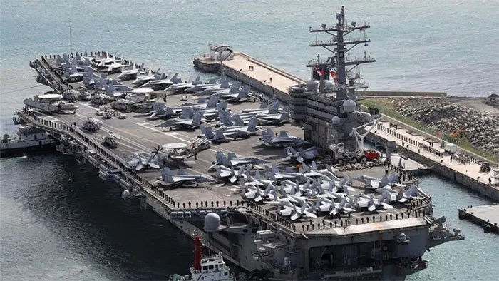 Tàu sân bay USS Ronald Reagan đến cảng Busan (Hàn Quốc) cuối năm 2017. Ảnh: AP