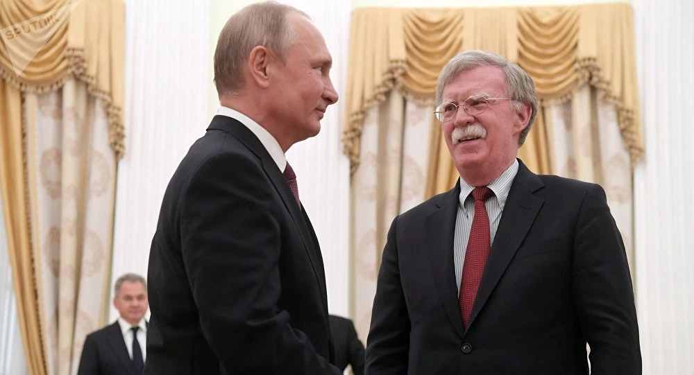 Cố vấn an ninh quốc gia Mỹ John Bolton sẽ sang Nga đầu tuần tới. Ông Bolton (phải) được Tổng thống Nga Vladimir Putin đón tiếp trong chuyến thăm ngày 27-6. Ảnh: SPUTNIK