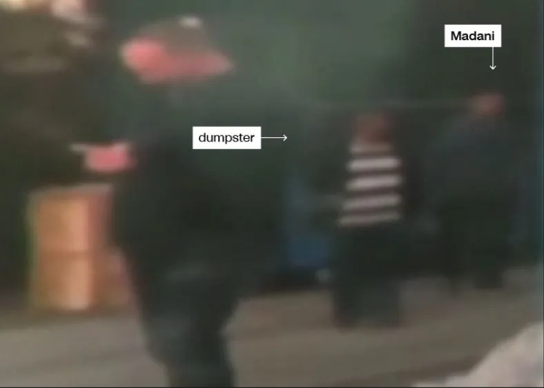 (Không rõ thời gian) Ông Madani (phải) và người đồng sự được cho vừa vứt túi nhựa được cho đựng quần áo nhà báo Khashoggi vào thùng rác. Ảnh: CNN