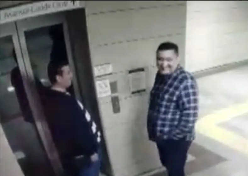 (Không rõ thời gian) Ông Madani (phải) và người đồng sự mặc quần áo cũ của mình đứng trước khách sạn Movenpick ở Istanbul. Ảnh: CNN