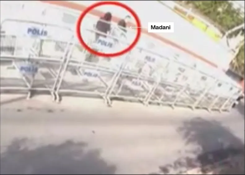 2 giờ 52 chiều 2-10: Ông Madani (phải) mặc quần áo của nhà báo Khashoggi và người đồng sự tay cầm một túi nhựa được cho đựng quần áo ông Madani cùng rời lãnh sự quán Saudi ở Istanbul (Thổ Nhĩ Kỳ). Ảnh: CNN