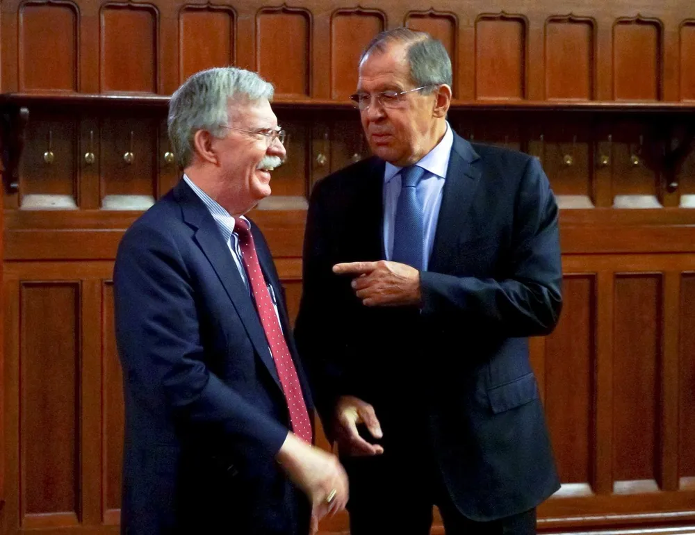 Cố vấn an ninh quốc gia Mỹ John Bolton (trái) gặp Ngoại trưởng Nga Sergey Lavrov tại Moscow ngày 22-10. Ảnh: AP