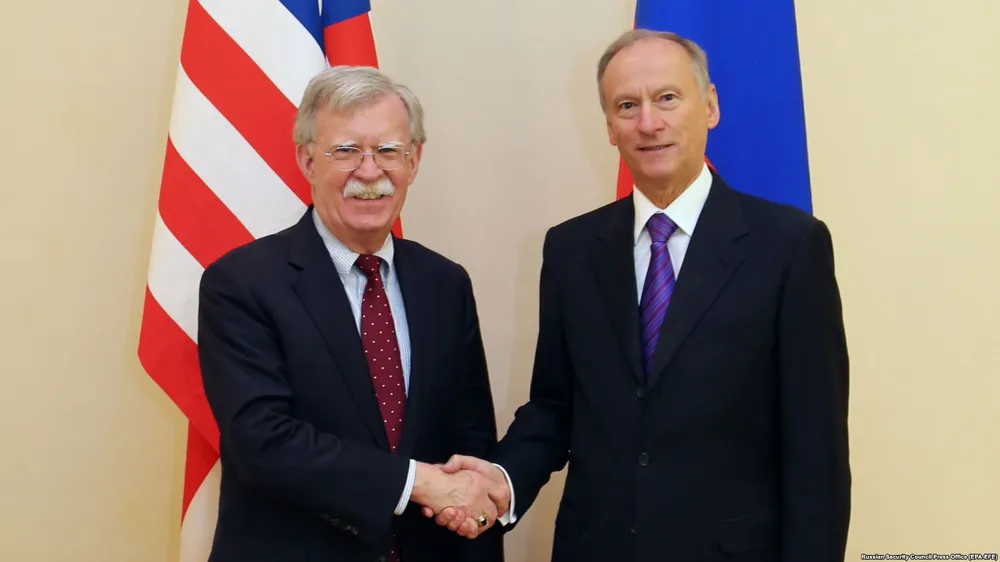 Cố vấn an ninh quốc gia Mỹ John Bolton (trái) gặp Thư ký Hội đồng An ninh Quốc gia Nga Nikolai Patrushev tại Moscow ngày 22-10. Ảnh: AP