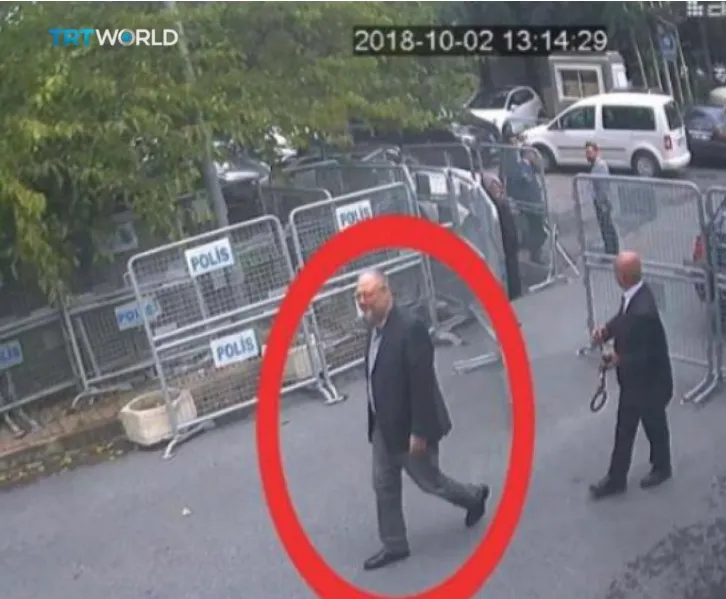 Bức ảnh chụp lại từ thước phim an ninh cho thấy nhà báo Jamal Khashoggi đến lãnh sự quán Saudi Arabia ngày 2-10. Ảnh: REUTERS