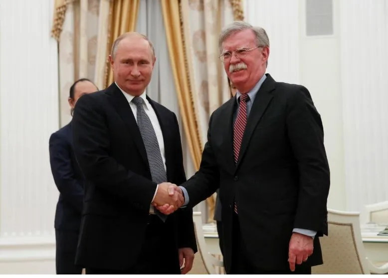 Tổng thống Nga Vladimir Putin (trái) bắt tay Cố vấn an ninh quốc gia Mỹ John Bolton trong cuộc gặp ngày 23-10 tại Điện Kremlin ở Moscow (Nga). Ảnh: REUTERS