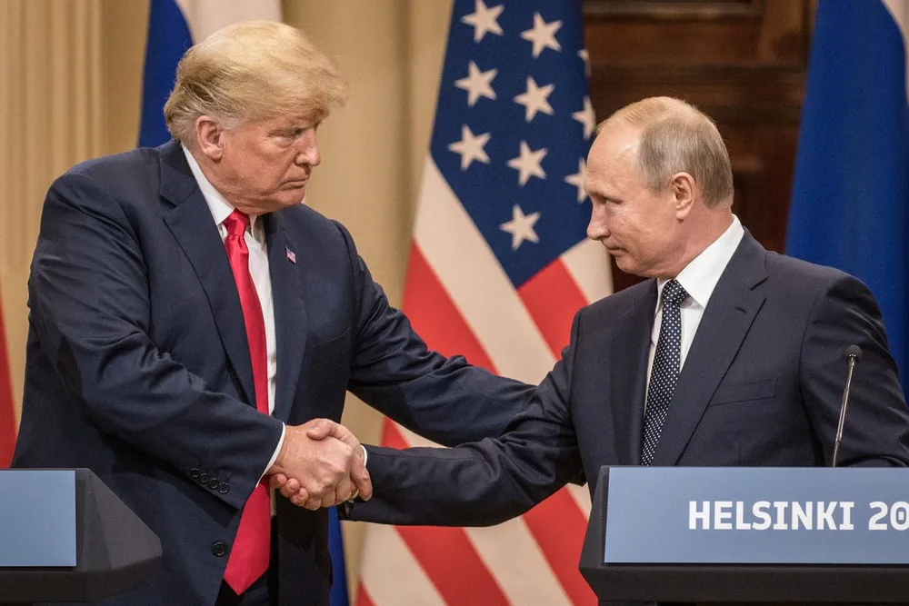 Tổng thống Mỹ Donald Trump (trái) và Tổng thống Nga Vladimir Putin trong cuộc gặp thượng đỉnh lần đầu tại Helsinki (Phần Lan) hồi tháng 7. Ảnh: VOX