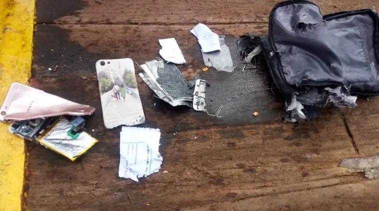 Giấy tờ cá nhân nạn nhân được vớt lên. Ảnh: AP