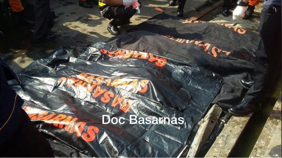 Đã vớt được một số thi thể nạn nhân. Ảnh: REUTERS