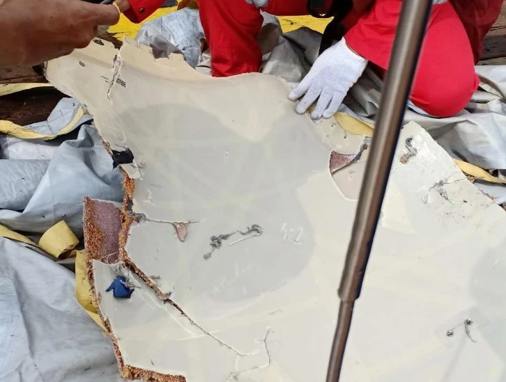 Mảnh vỡ chiếc máy bay bị nạn được vớt lên. Ảnh: REUTERS