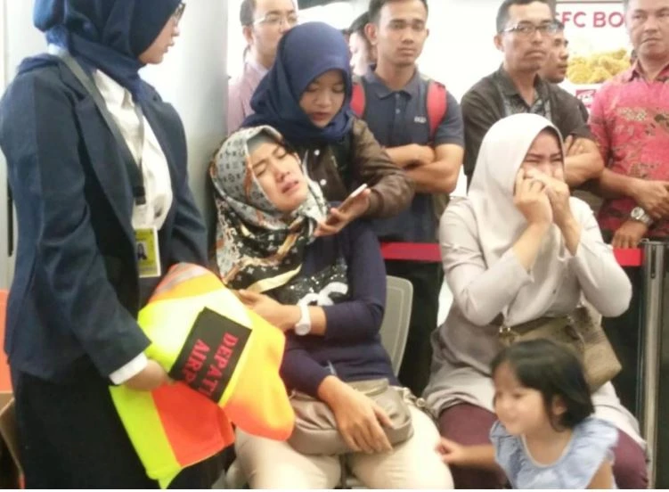 Người thân nạn nhân đau đớn chờ tin. Ảnh: REUTERS