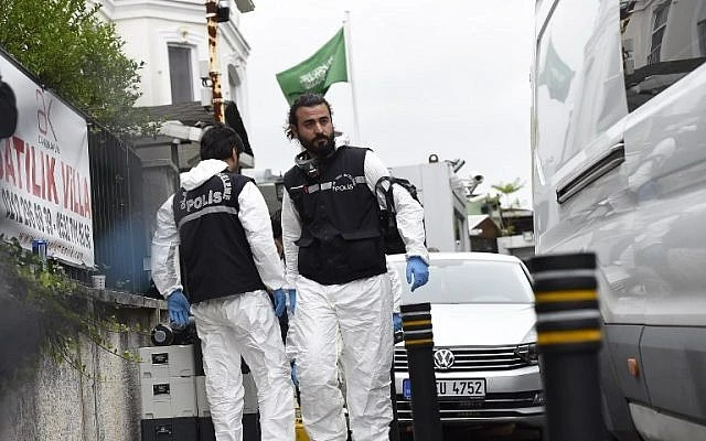 Các nhà điều tra Thổ Nhĩ Kỳ đến khám xét nhà riêng Tổng lãnh sự Saudi Arabia ở Istanbul Mohammad al-Otaibi ngày 17-10. Ảnh: AFP