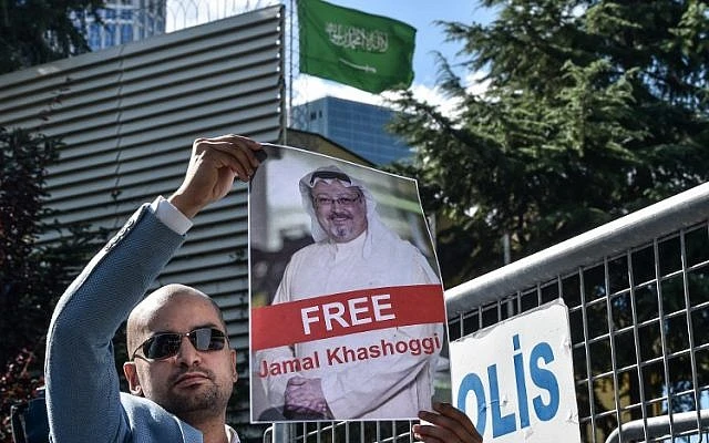 Biểu tình trước lãnh sự quán Saudi Arabia ở Istanbul (Thổ Nhĩ Kỳ) đòi công lý cho nhà báo Khashoggi. Ảnh: AFP