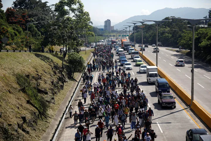 Đoàn người di cư xuất phát từ El Salvador tiến về Mỹ, tại San Salvador, El Salvador ngày 31-10. Ảnh: REUTERS