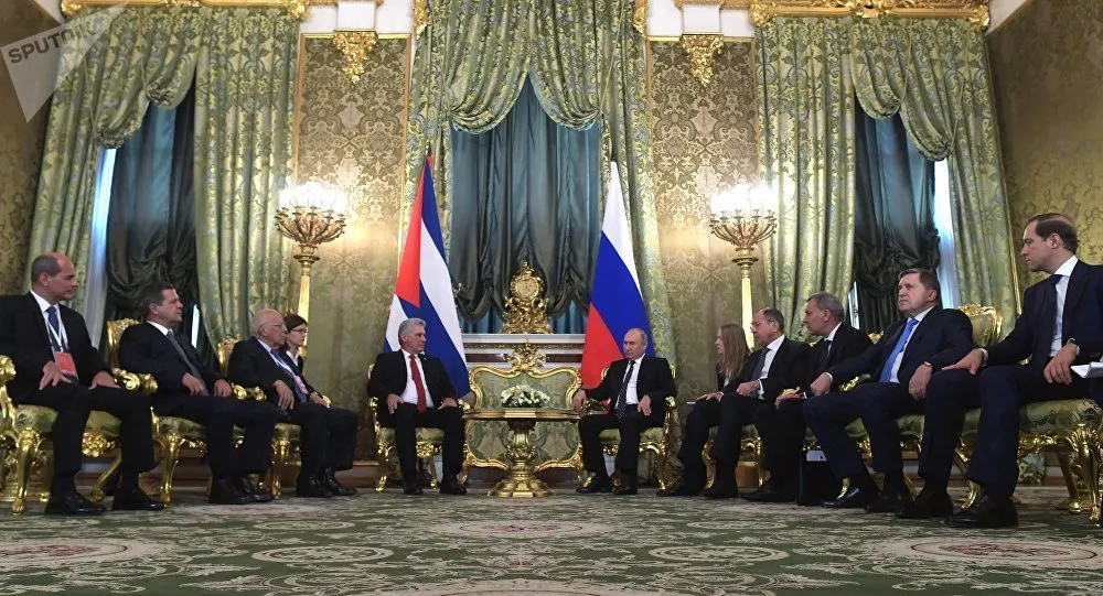 Chủ tịch Cuba Miguel Díaz-Canel (giữa, trái) và Tổng thống Nga Vladimir Putin (giữa, phải) gặp nhau ngày 2-11. Ảnh: SPUTNIK