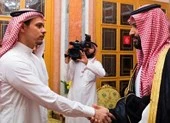 Vua, thái tử Saudi Arabia bắt tay các con nhà báo Khashoggi