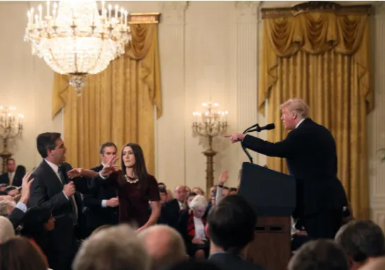 Ông Trump chỉ tay và có những lời lẽ nặng nề với ông Acosta. Ảnh: REUTER