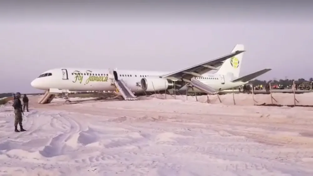 Chiếc Boeing 757 gặp sự cố ngay sau khi cất cánh. Ảnh: TWITTER