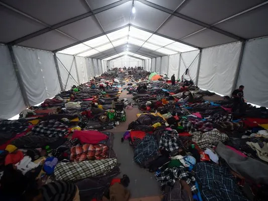 Người di cư trú tạm tại một sân vận động ở thủ đô Mexico City (Mexico) ngày 7-11. Ảnh: AFP