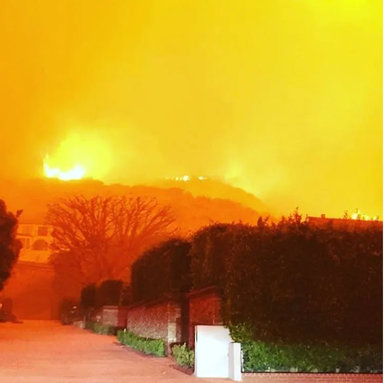 Hình ảnh cháy rừng được nam diễn viên Orlando Bloom đưa lên trang TWITTER cùng dòng chữ: "con đường nhà tôi hai tiếng trước, cầu an toàn cho toàn khu Malibu, thật sự biết ơn các anh lính cứu hỏa dũng cảm, cầu mong an toàn".