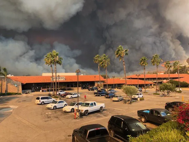 Nam diễn viên Rob Lowe đưa hình ảnh cháy rừng lên trang Twitter của mình kèm dòng chữ: “Khu chợ ở khu nhà cũ của tôi Point Dume ở Malibu. Chúa phù hộ cho họ”. Ảnh: TWITTER