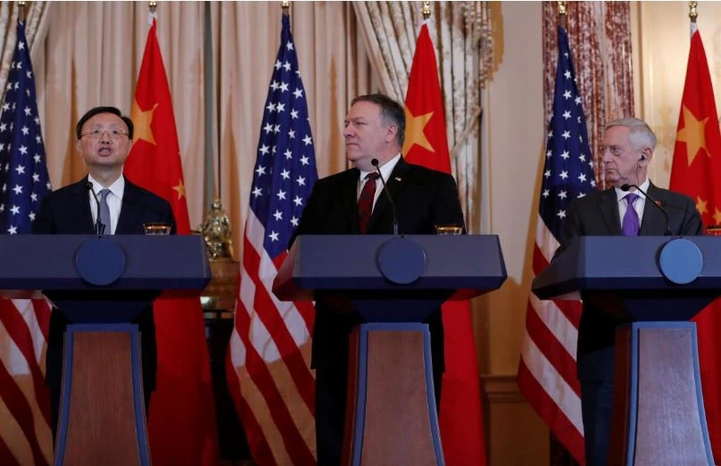 Ngoại trưởng Mỹ Mike Pompeo (giữa) và Bộ trưởng Quốc phòng Mỹ James Mattis (phải) cùng nhìn Ủy viên Quốc vụ viện Trung Quốc Dương Khiết Trì (trái) phát biểu tại cuộc họp báo chung sau cuộc gặp, tại trụ sở Bộ Ngoại giao Mỹ ở Washington (Mỹ) ngày 9-11. Ảnh: REUTERS
