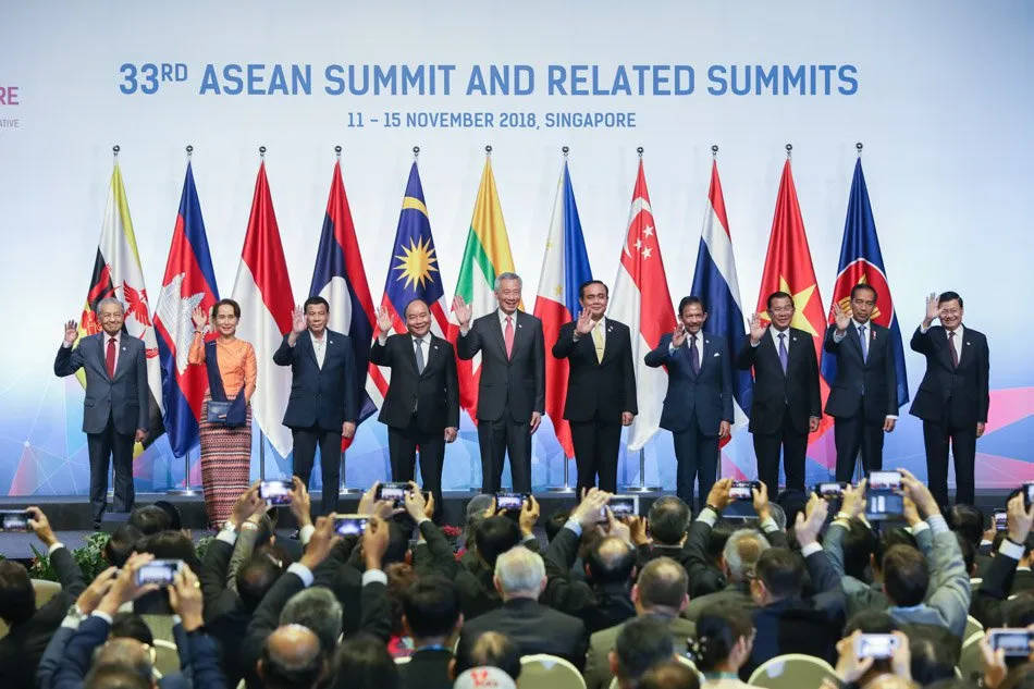 Tổng thống Philippines Rodrigo Duterte chụp hình chung với các lãnh đạo ASEAN tại phiên khai mạc Hội nghị cấp cao ASEAN lần thứ 33 và các hội nghị liên quan tại Singapore ngày 13-11. Ảnh: CNA