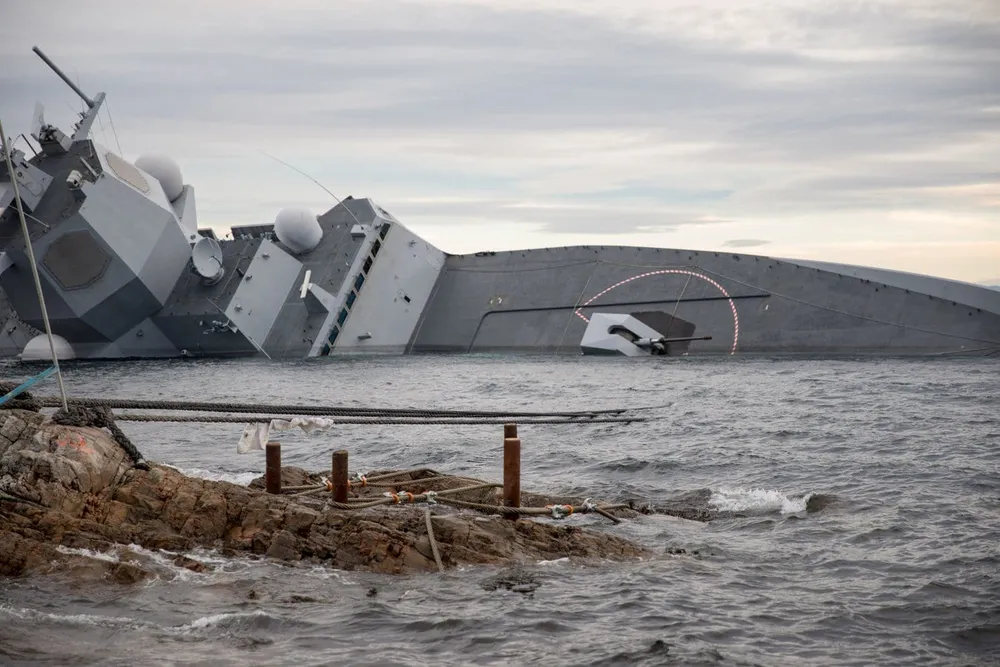 Tàu KNM Helge Ingstad là một trong năm tàu chiến của hải quân NaUy. Ảnh: AFP