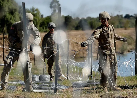 Binh sĩ Mỹ gia cố hàng rào thép gai ngăn biên giới với Mexico. Ảnh: FOX NEWS