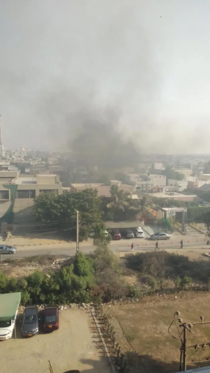 Nổ bom, xả súng gần lãnh sự quán Trung Quốc ở Pakistan ảnh 2 Khói bốc lên từ khu vực lãnh sự quán Trung Quốc ở Karachi (Pakistan) ngày 23-11. Ảnh: tài khoản TWITTER của một người dân sống gần đó