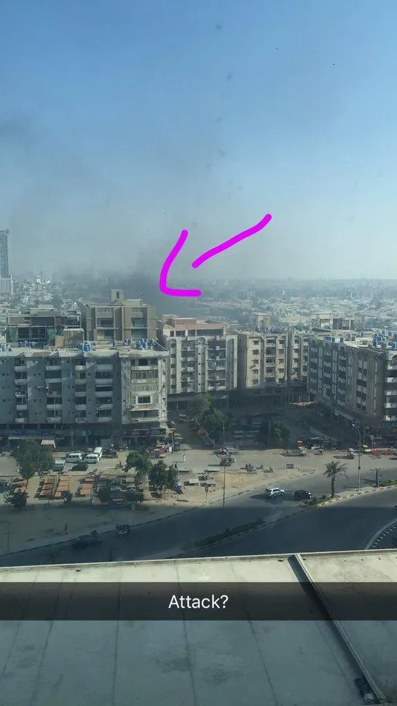 Nổ bom, xả súng gần lãnh sự quán Trung Quốc ở Pakistan ảnh 1 Hình ảnh vụ tấn công gần lãnh sự quán Trung Quốc ở Karachi (Pakistan) ngày 23-11. Ảnh: tài khoản TWITTER của một người dân sống gần đó