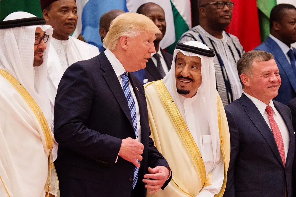 Tổng thống Mỹ Donald Trump (thứ hai từ trái sang) cùng dự một sự kiện với Vua Salman bin Abdulaziz của Saudi Arabia (thứ ba từ trái sang) trong chuyến thăm Saudi Arabia tháng 5-2017. Ảnh: GETTY IMAGES