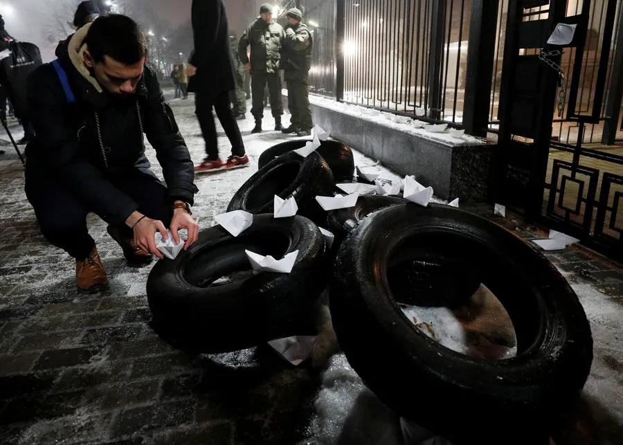 Biểu tình trước đại sứ quán Nga ở Kiev. Ảnh: REUTERS