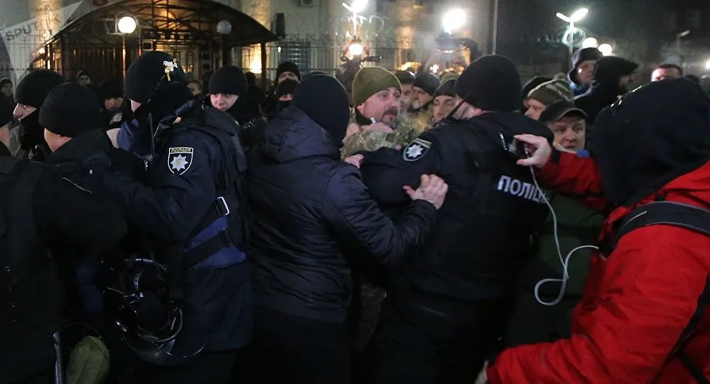 Cảnh sát bạo động được triển khai đối phó người biểu tình. Ảnh: SPUTNIK