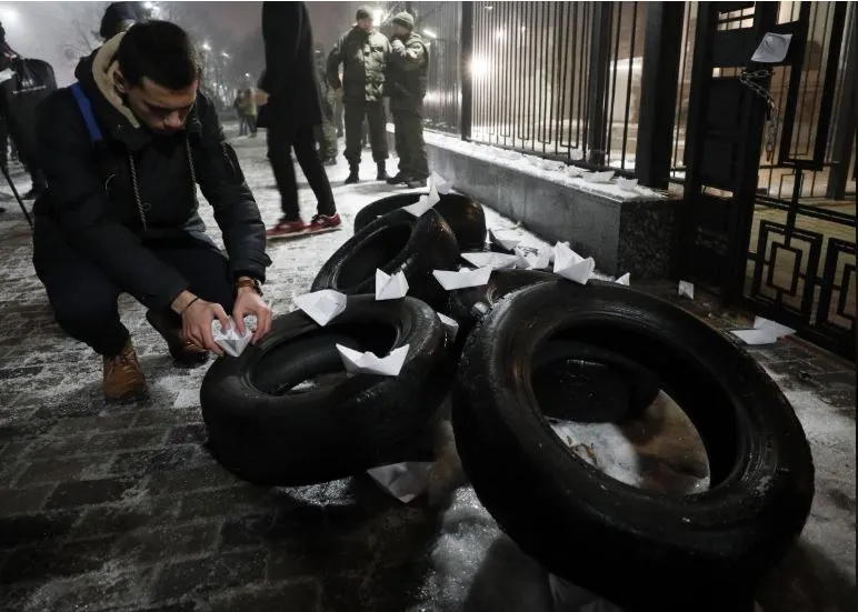 Dân Ukraine biểu tình trước đại sứ quán Nga ở Kiev (Ukraine) phản đối chuyện NGa bắt giữ ba tàu hải quân Ukraine. Ảnh: REUTERS