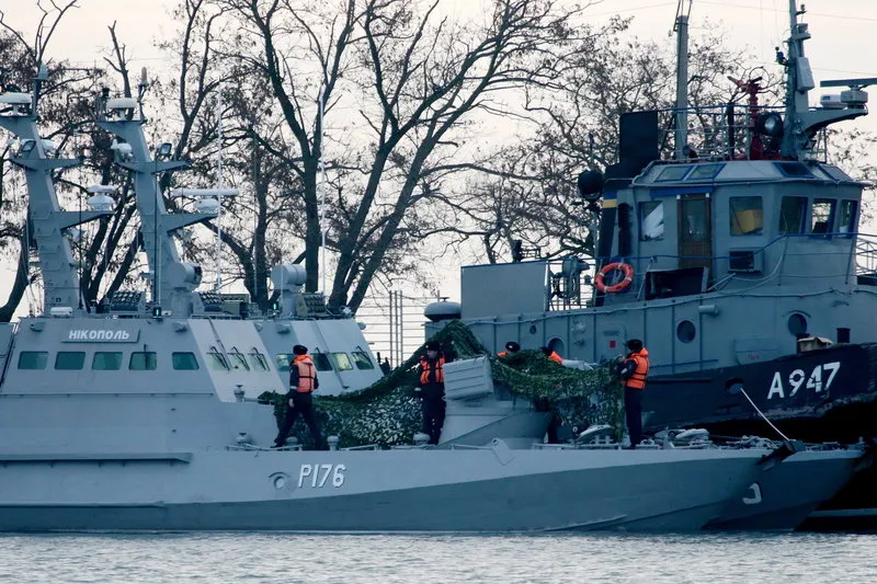 Ba tàu Ukraine được phía Nga lai dắt về cảng Kerch ở bán đảo Crimea ngày 26-11. Ảnh: REUTERS