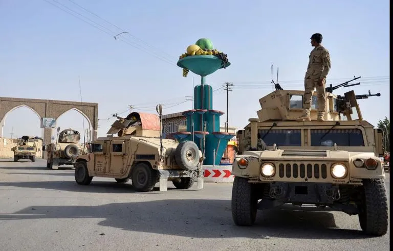 Binh sĩ Afghanistan tuần tra TP Ghazni (Afghanistan) hồi tháng 8. Ảnh: AP