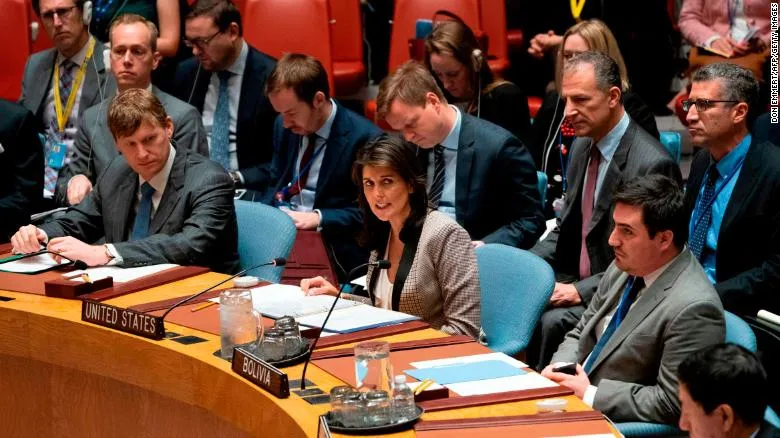 Đại sứ Mỹ tại LHQ Nikki Haley trong cuộc họp khẩn của HĐBA LHQ ngày 26-11 về chuyện Nga bắt giữ ba tàu Ukraine. Ảnh: REUTERS