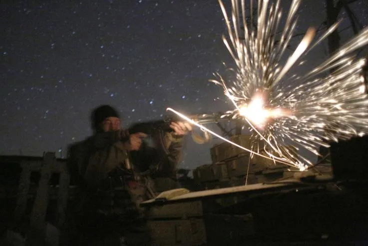 Một binh sĩ Ukraine bắn súng máy trong một cuộc giao tranh với các tay súng đòi ly khai ở TP Avdiivka, vùng Donetsk (Ukraine). Ảnh: GETTY IMAGES