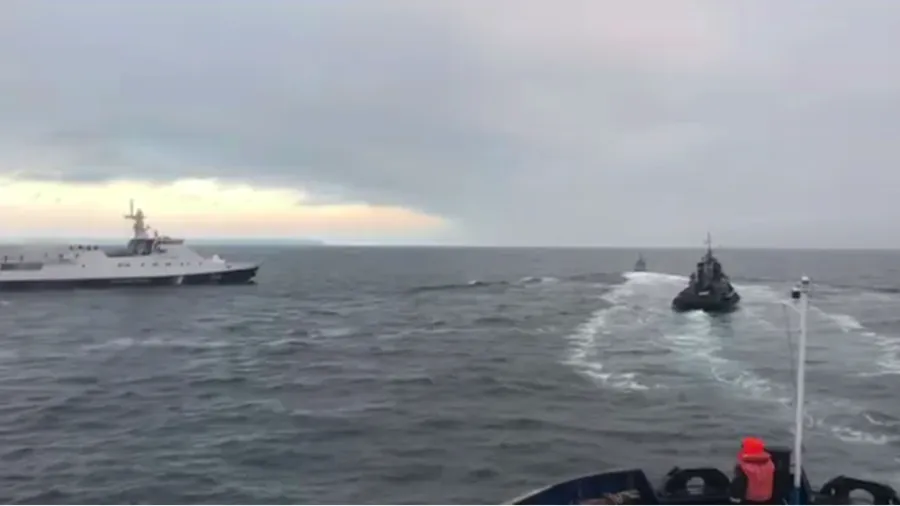 Tàu Nga truy đuổi bắt tàu Ukraine trên biển Đen ngày 25-11. Ảnh: RT