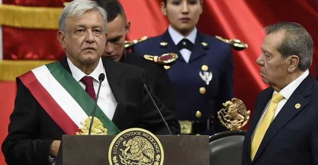 Tổng thống Andres Manuel Lopez Obrador (trái) tuyên thệ nhậm chức trước Chủ tịch Quốc hội Porfirio Munoz Ledo ngày 1-12. Ảnh: AFP