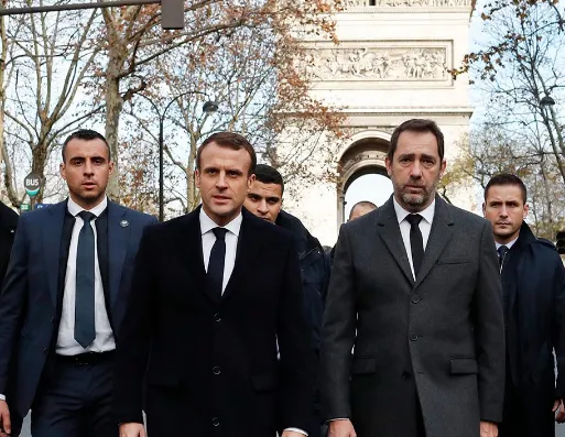 Tổng thống Pháp Emmanuel Macron (thứ hai từ trái sang) cùng các quan chức Pháp thị sát Khải Hoàn Môn ở Paris tan hoang trong đợt biểu tình bạo lực cuối tuần rồi. Ảnh: FOX NEWS